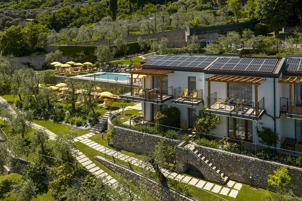 Nachhaltiges Gebäude mit Solarpaneelen, Pool und Olivenhain