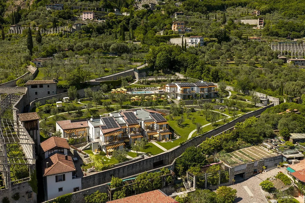 Solargebäude zwischen Olivenhainen mit Pool am grünen Hang